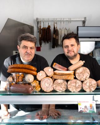 Zabijačková sezóna je za rohem! 🐷 Těšíme se na jitrnice, jelítka i pořádnou roládu.. Na co se těšíte nejvíc? 😋