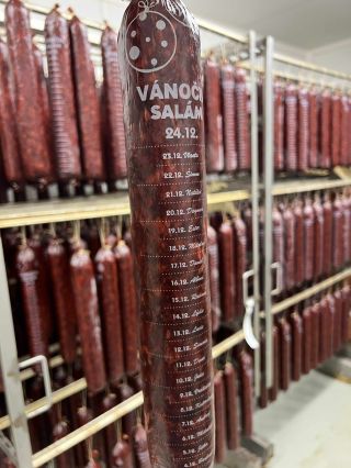 Už jste objednali náš vánoční salám na advent? 🔥 Neváhejte, protože už nám nezbývá ani 100 kusů! ⚡️