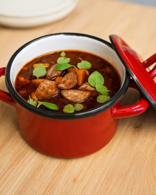 Taťkův buřt guláš, co zahřeje v každém podzimním večeru! Poctivá porce buřtů, cibule a papriky, jak to má taťka rád. 🔥...